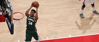 r-nba-bucks-giannis-250220.jpg