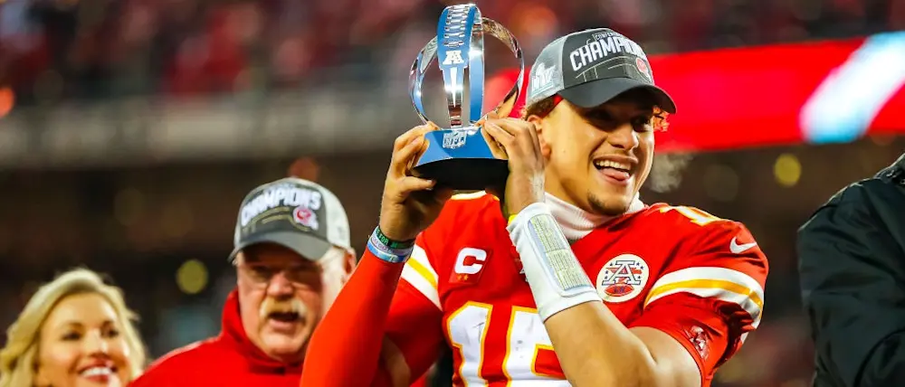 r-nfl-kc-chiefs-mahomes-reid-afc-trophy-2020.jpg