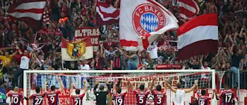 r football bayernmuenchen celebrating fans