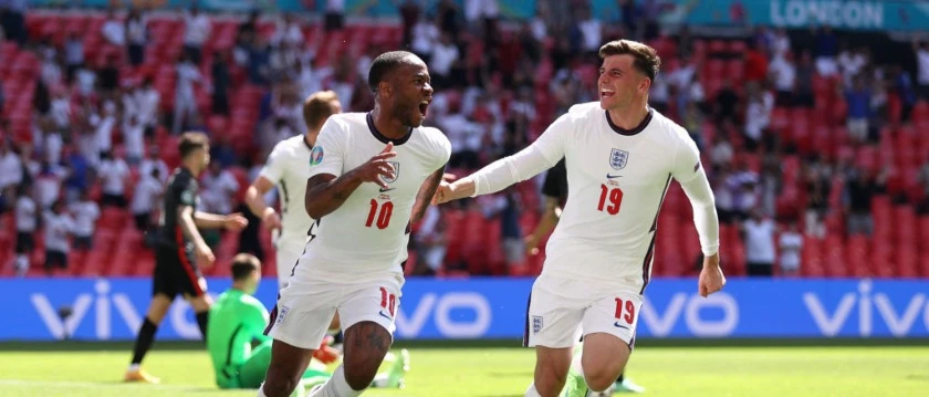 r-soccer-england-sterling-mount-170621.jpg