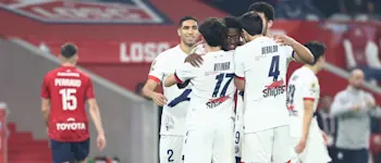 football-2025-ligue1-psg-away-lille-players-together
