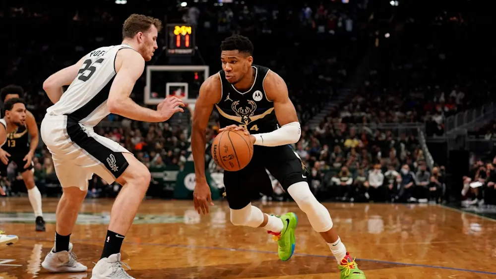 Giannis Antetokounmpo Bucks driving the lane