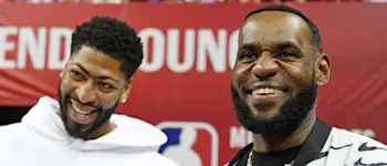 r-nba-lakers-lebron-davis-171019.jpg