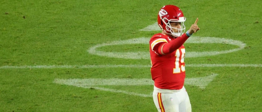 r-nfl-chiefs-mahomes-260820.jpg