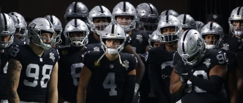 r-nfl-raiders-whole-team-251120.jpg