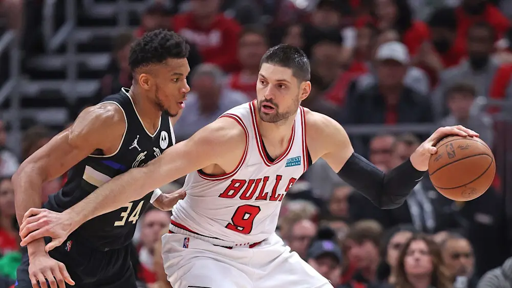 Nikola Vucevic Bulls posting up Giannis