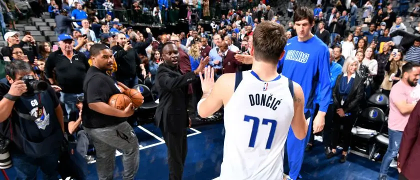 r-nba-mavericks-luka-doncic-181119.jpg