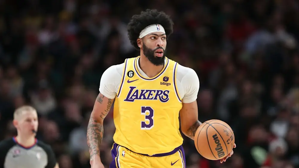 Anthony Davis Lakers dribbling