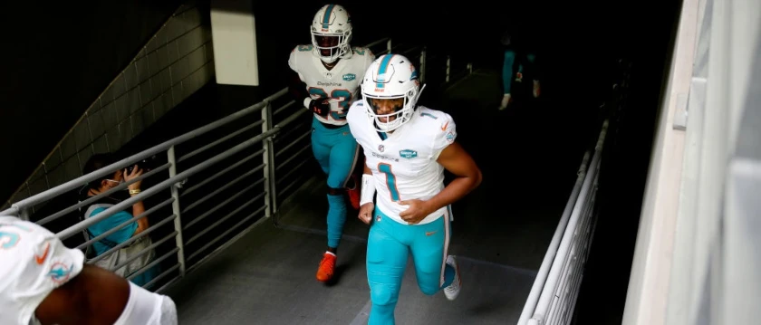 r-nfl-miami-dolphins-tua-tagavailoa-111120.jpg