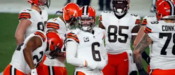 r-nfl-cle-browns-baker-mayfield-huddle-2021.jpg