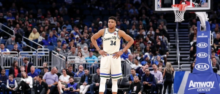r-nba-bucks-giannis-120220.jpg