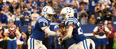 r-nfl-ind-colts-carson-wentz-and-jonathan-taylor-2021.jpg