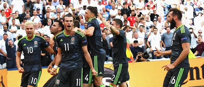 r-football-wales-celebrating-gareth-bale.jpg