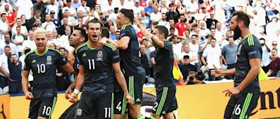 r-football-wales-celebrating-gareth-bale.jpg