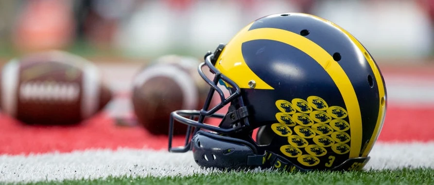 r-cfb-michign-football-helmet-ii-2021.jpg