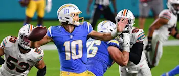 r-nfl-chargers-justin-herbert-181120.jpg