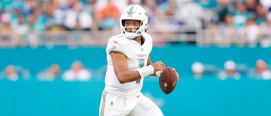 Tua Tagovailoa Dolphins Roll Out