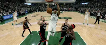 r-nba-milwaukee-bucks-giannis.jpg