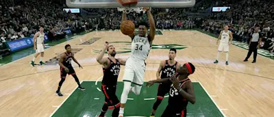 r-nba-milwaukee-bucks-giannis.jpg