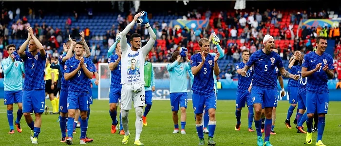 r football croatia team applauding