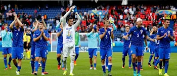 r football croatia team applauding