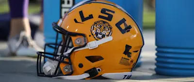 r-cfb-lsu-football-helmet-2021.jpg