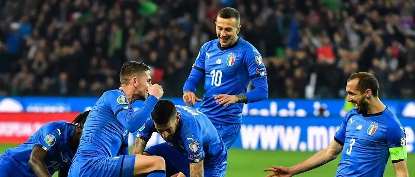r-football-qualificazionieuropei-italia-celebrations3.jpg