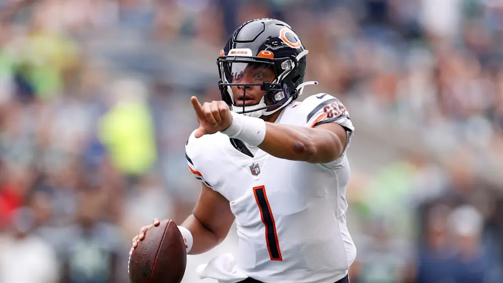 Justin Fields Bears roll out