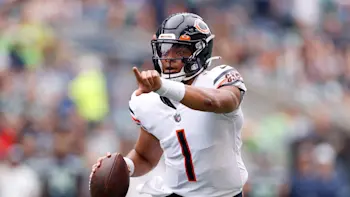 Justin Fields Bears roll out