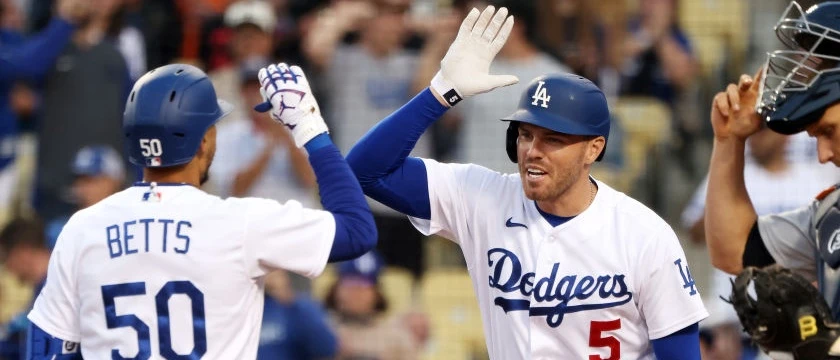 Dodgers Mookie Betts Freddie Freeman High Five