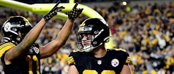 nfl-steelers-pat-freiermuth-claypool-celebration-2021.jpg