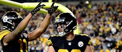 nfl-steelers-pat-freiermuth-claypool-celebration-2021.jpg