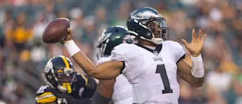 r-nfl-jalen-hurts-2021-throw.jpg