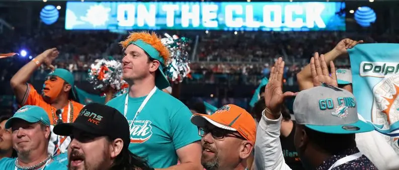 r-nfl-dolphins-draft-032720.jpg