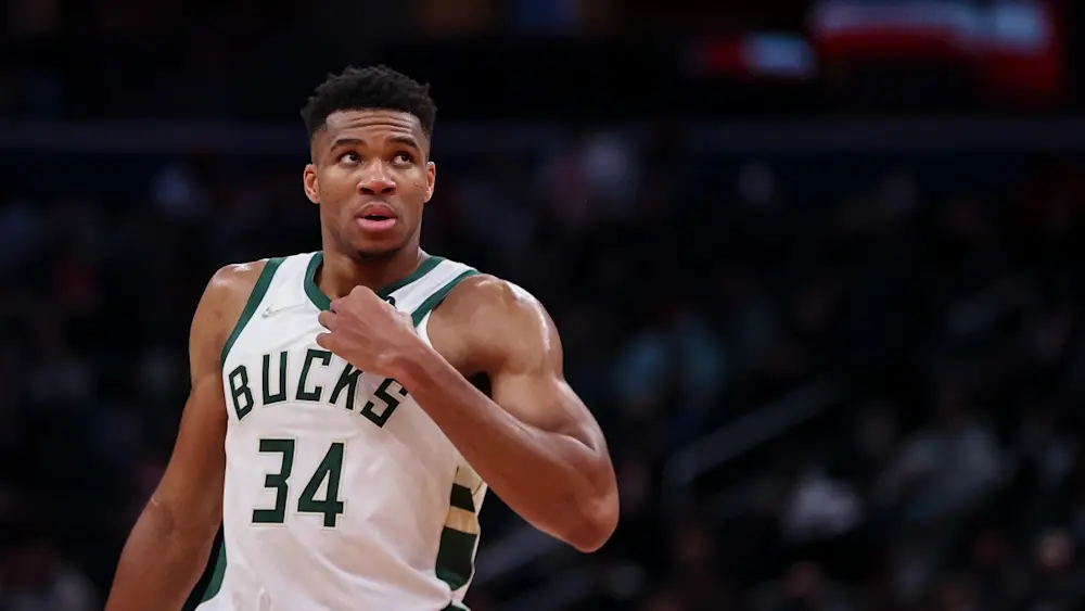 Giannis Antetokounmpo Bucks looking