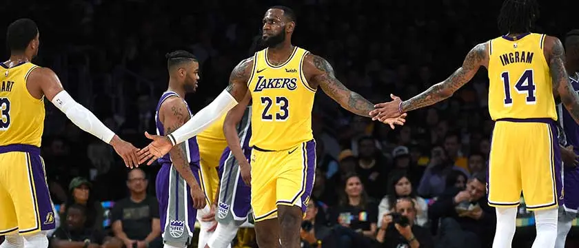 r-nba-lakers-lebron-hi5.jpg
