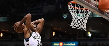 r-nba-bucks-giannis-180919.jpg