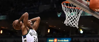 r-nba-bucks-giannis-180919.jpg