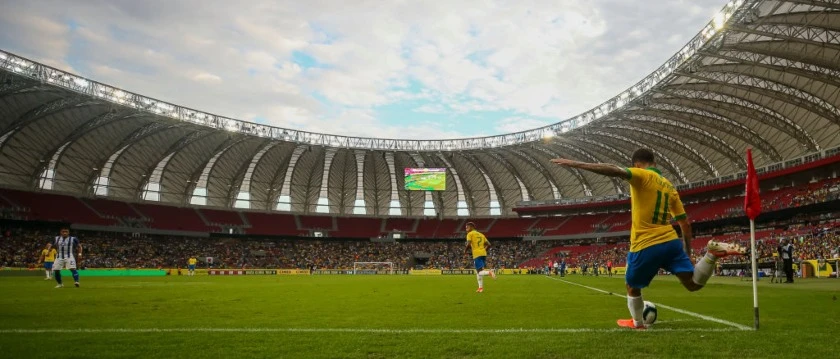 r-soccer-brazil-coutinho-corner.jpg