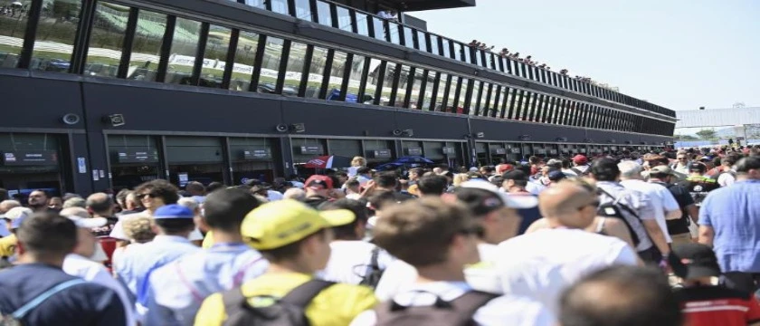 r betfair 13 04 23 motociclismo pit lane