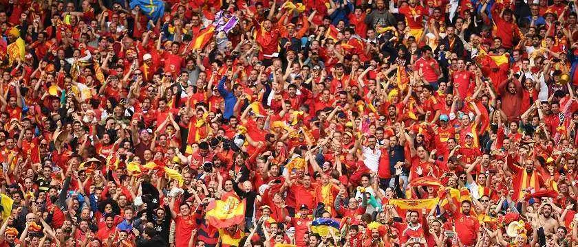 r-football-spain-fans-cheering.jpg