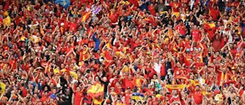 r-football-spain-fans-cheering.jpg