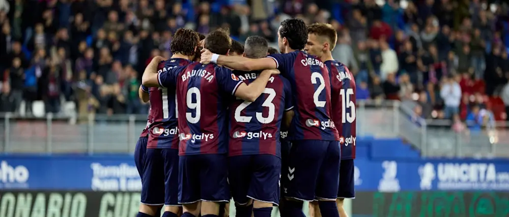 football-2025-second-division-eibar-home-players-together